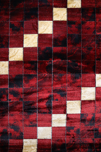 Tapis industriel motif géométrique carrés tricolore rouge noir et beige